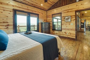 5 bedrooms, desk, Internet, bed sheets