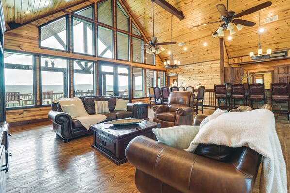 Fernseher, Kamin, Videospiele, DVD-Player