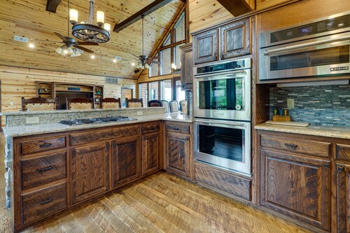 Cabin w/ Game Room & Hot Tub in Broken Bow!