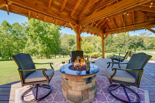 Game Room & Deck: Serene Ava Countryside Home