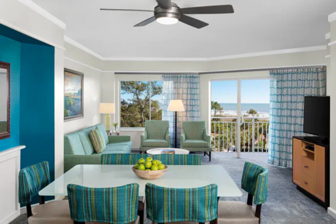 Älytelevisio, takka, videopelejä, DVD-soitin