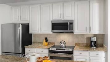 Mikroaaltouuni, liesi, astianpesukone, kahvin-/teenkeitin