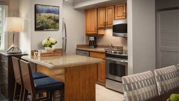 Een magnetron, een vaatwasser, kookgerei, borden en bestek