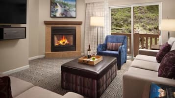 Smart-tv, een open haard, videospelletjes en een dvd-speler