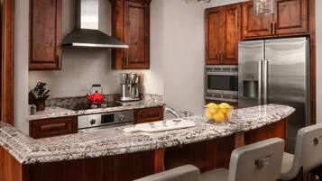 Microondas, horno, parrilla de estufa y lavavajillas