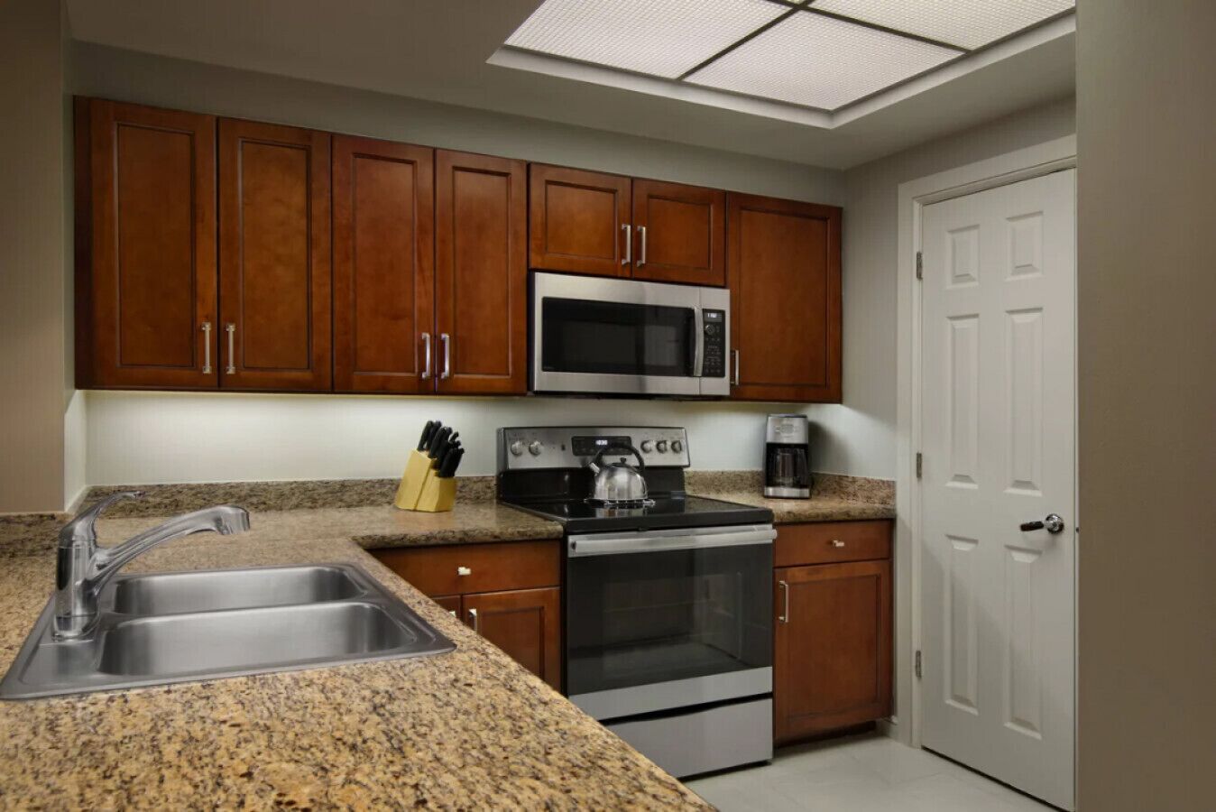 Mikrowelle, Ofen, Herdplatte, Geschirrspüler