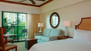 3 makuuhuonetta, työpöytä, silitysrauta/-lauta, vauvan matkasänky