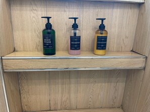 Dusche, umweltfreundliche Kosmetikartikel, Haartrockner, Bidet