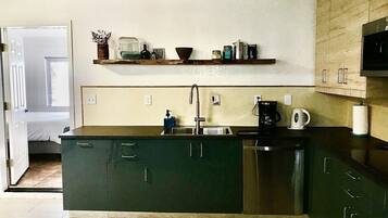 Kühlschrank, Mikrowelle, Herdplatte, Geschirrspüler