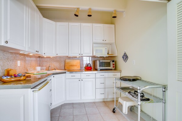 Kühlschrank, Mikrowelle, Toaster, Kochgeschirr/Geschirr/Besteck