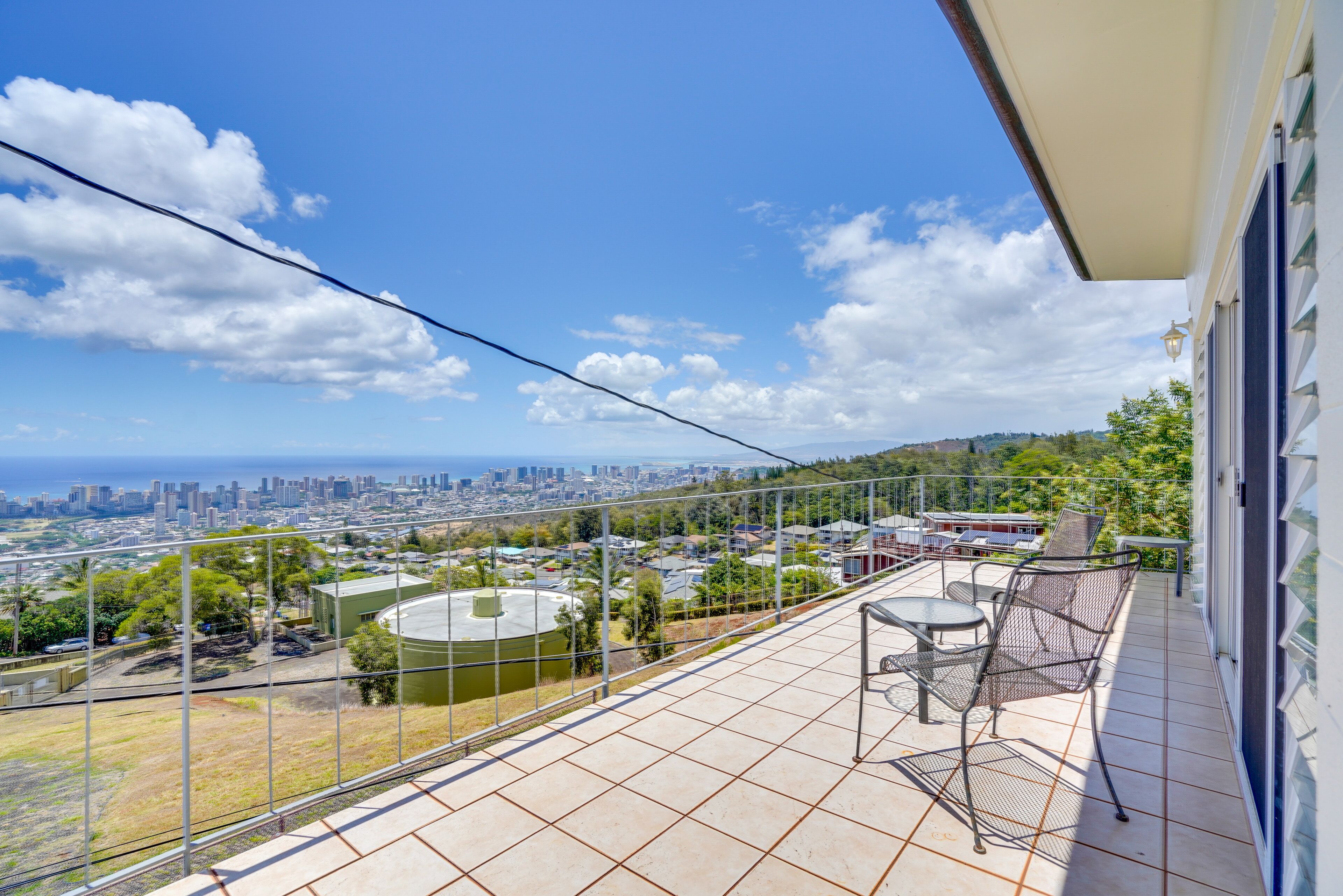 Honolulu Hideaway w/ Balcony: City + Ocean View!