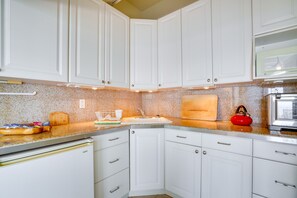 Fridge, microwave, toaster, cookware/dishes/utensils - 4 Mi to Beaches: Honolulu Hideaway w/ Views! (Honolulu)