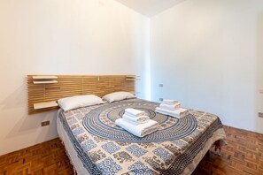 1 dormitori i planxa i posts de planxar 