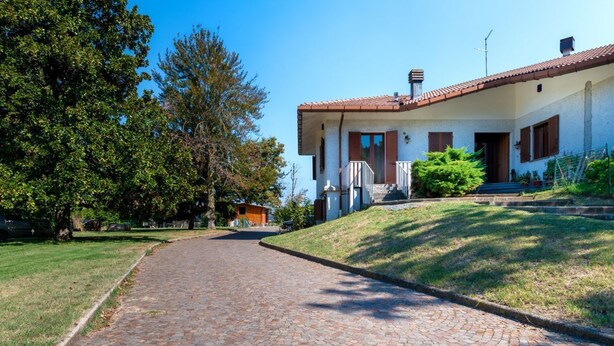 A house with a paved driveway, a white exterior, and a red-tiled roof. - Apartment located on the first mezzanine floor of a building without a lift.Immersed in the countryside, it is 15 minutes away from the center of Parma, by car.In 45 m2 of space it comfortably accommodates 4 guests with a double bedroom and a queen-size  (Parma)
