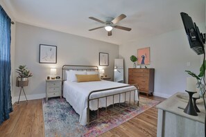 2 bedrooms, iron/ironing board, WiFi, bed sheets - Corner Lot Charmer | Prime North Chatt (right unit) (Chattanooga)