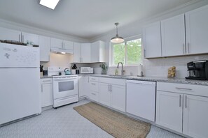 Kjøleskap, mikrobølgeovn, ovn og kokeplater