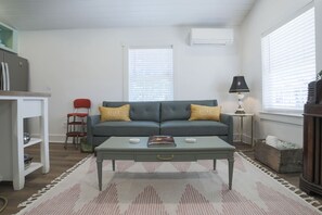 Una televisión, un reproductor estéreo