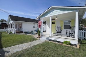 Exterior - Cozy Historic Cottage | Walk to Northshore (Chattanooga)