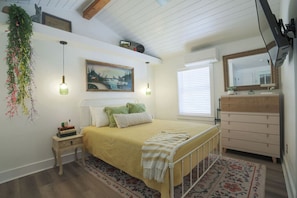 1 bedroom, iron/ironing board, WiFi, bed sheets - Cozy Historic Cottage | Walk to Northshore (Chattanooga)
