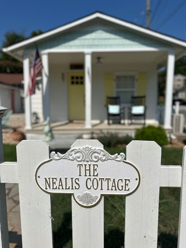 Exterior detail - Cozy Historic Cottage | Walk to Northshore (Chattanooga)
