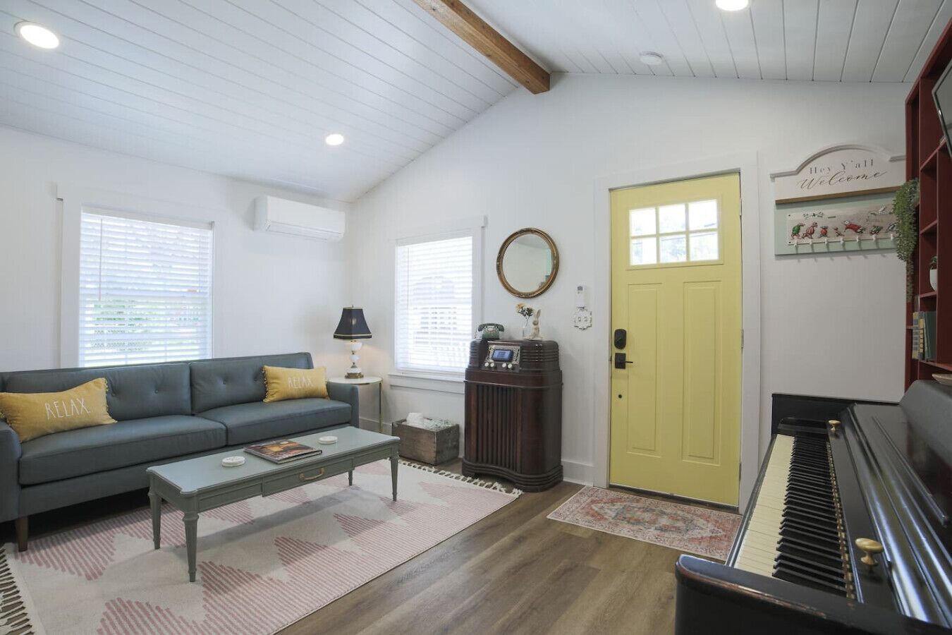 Una televisión, un reproductor estéreo