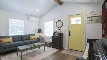 Una televisión, un reproductor estéreo