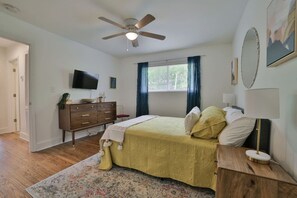 2 bedrooms, desk, iron/ironing board, WiFi