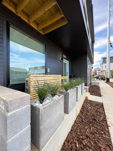 Modern Townhome by Riverwalk | Walkable & Stylish