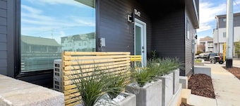 Modern Townhome by Riverwalk | Walkable & Stylish