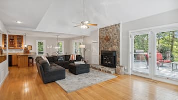 Smart TV, lareira, livros, biblioteca musical