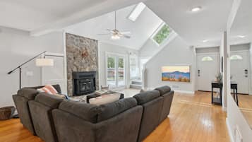 Smart TV, lareira, livros, biblioteca musical