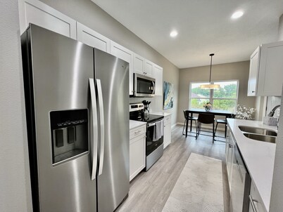 New Construction Townhome - 3 King Beds/2.5 Bathroom!