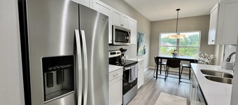 New Construction Townhome - 3 King Beds/2.5 Bathroom!