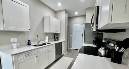 New Construction Townhome - 3 King Beds/2.5 Bathroom!