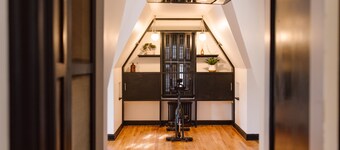 Cozy Historic Home. King Beds. Keyless Entry. Free W/D.