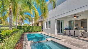 A modern house with a swimming pool, outdoor furniture, and a patio area. - Spacious Pool Home Close To Disney (Kissimmee)