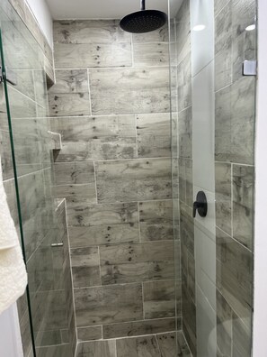 シャワー、タオル、石鹸、トイレットペーパー