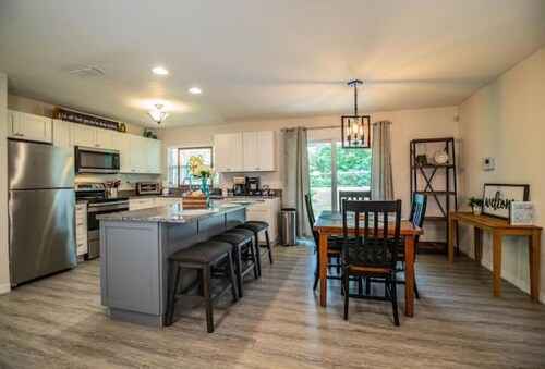 Pets welcome! Cozy Sail Away Retreat Lkld