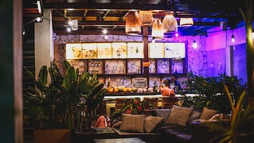 Bar al costat de la piscina