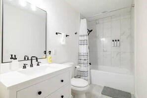 Shower, hair dryer, towels, soap - 2 bed 2 bath Modern Farmhouse in Old Town Spring (Spring)