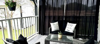 2 bed 2 bath Modern Farmhouse in Old Town Spring