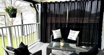 2 bed 2 bath Modern Farmhouse in Old Town Spring