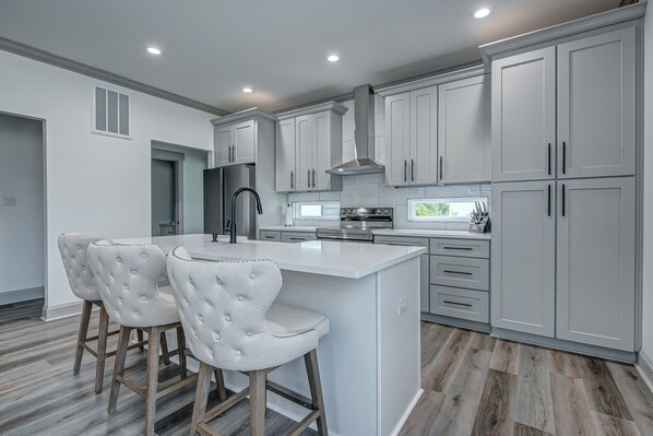 Fridge, oven, stovetop, dishwasher