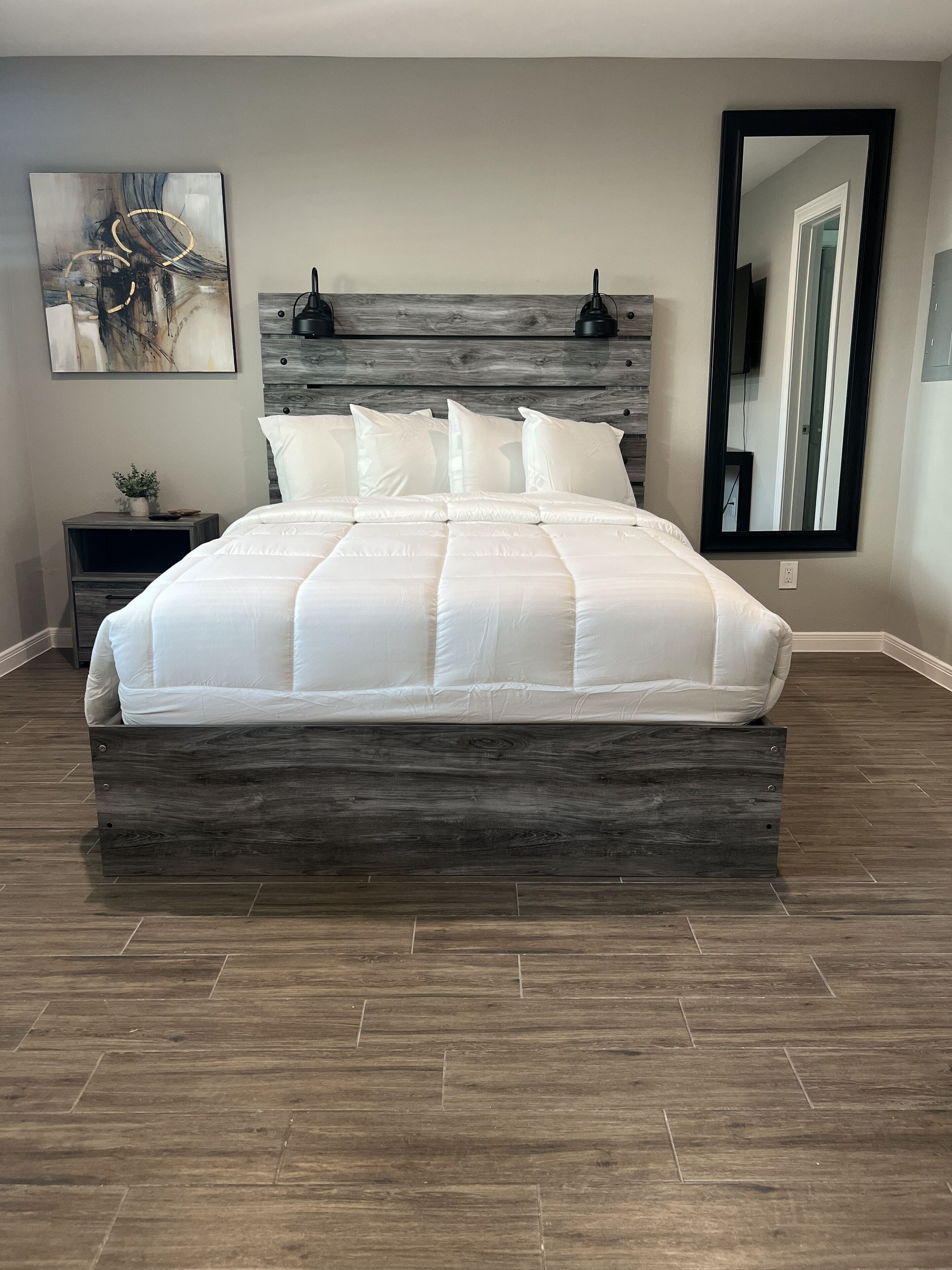 مكتب ومكواة/لوح كي وواي فاي وملاءات أسرّة