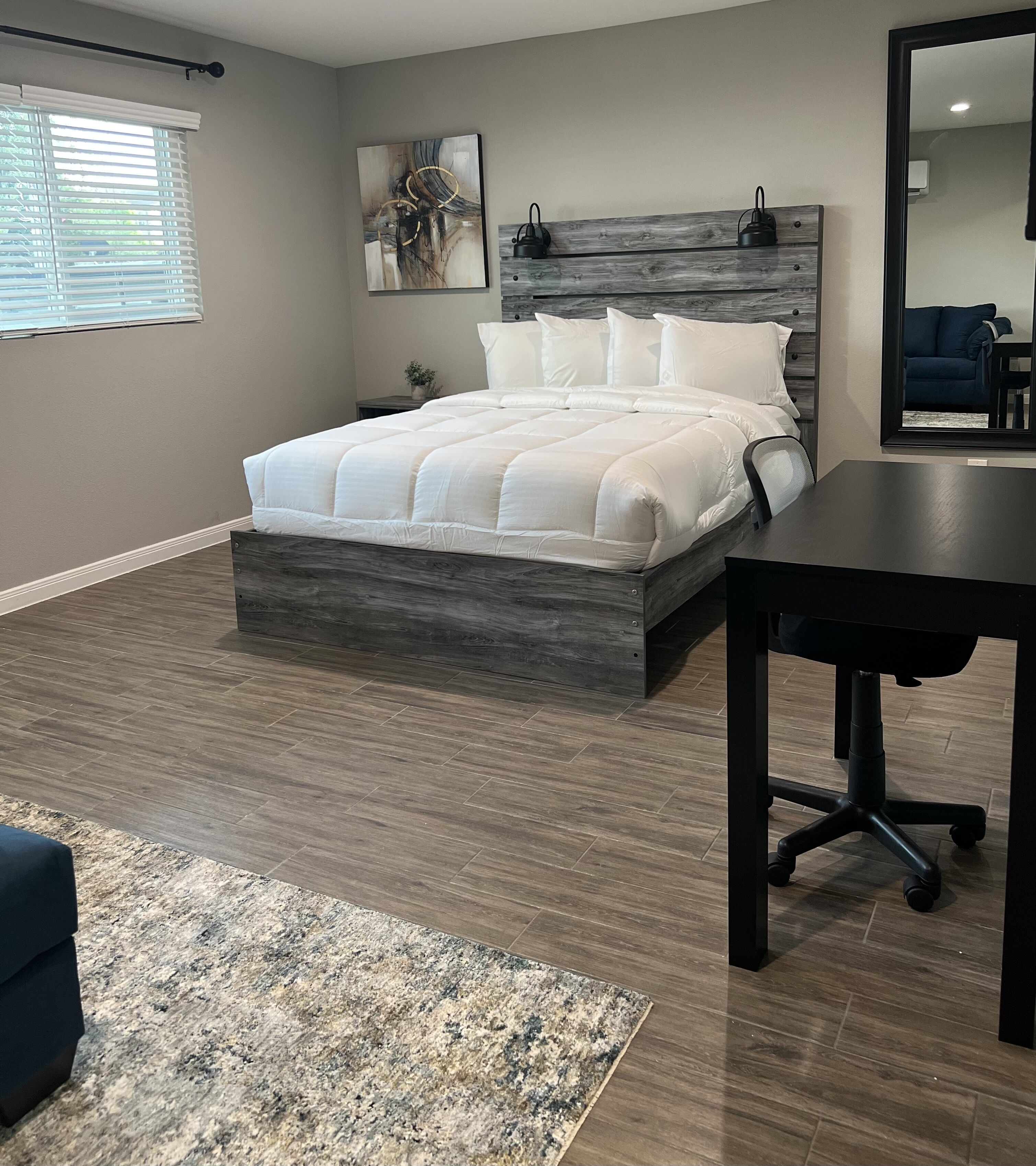 Escritorio, tabla de planchar con plancha, wifi y ropa de cama 