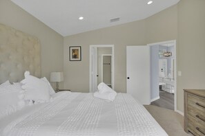 Room - Centrally located Harbour Oasis with resort sized Pool , Tennis, Basketball! (Bradenton)