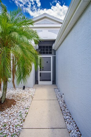 Exterior detail - Centrally located Harbour Oasis with resort sized Pool , Tennis, Basketball! (Bradenton)