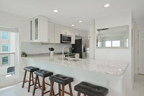 Apartamento, varias camas, patio, vistas al mar | Cocina privada | Frigorífico, microondas, horno y placa de cocina
