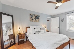 1 bedroom, WiFi - BOHO BUNGALOW - STEPS FROM HISTORIC DOWNTOWN APEX<br> (Apex)
