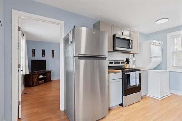 Frigorífico, microondas, horno y placa de cocina